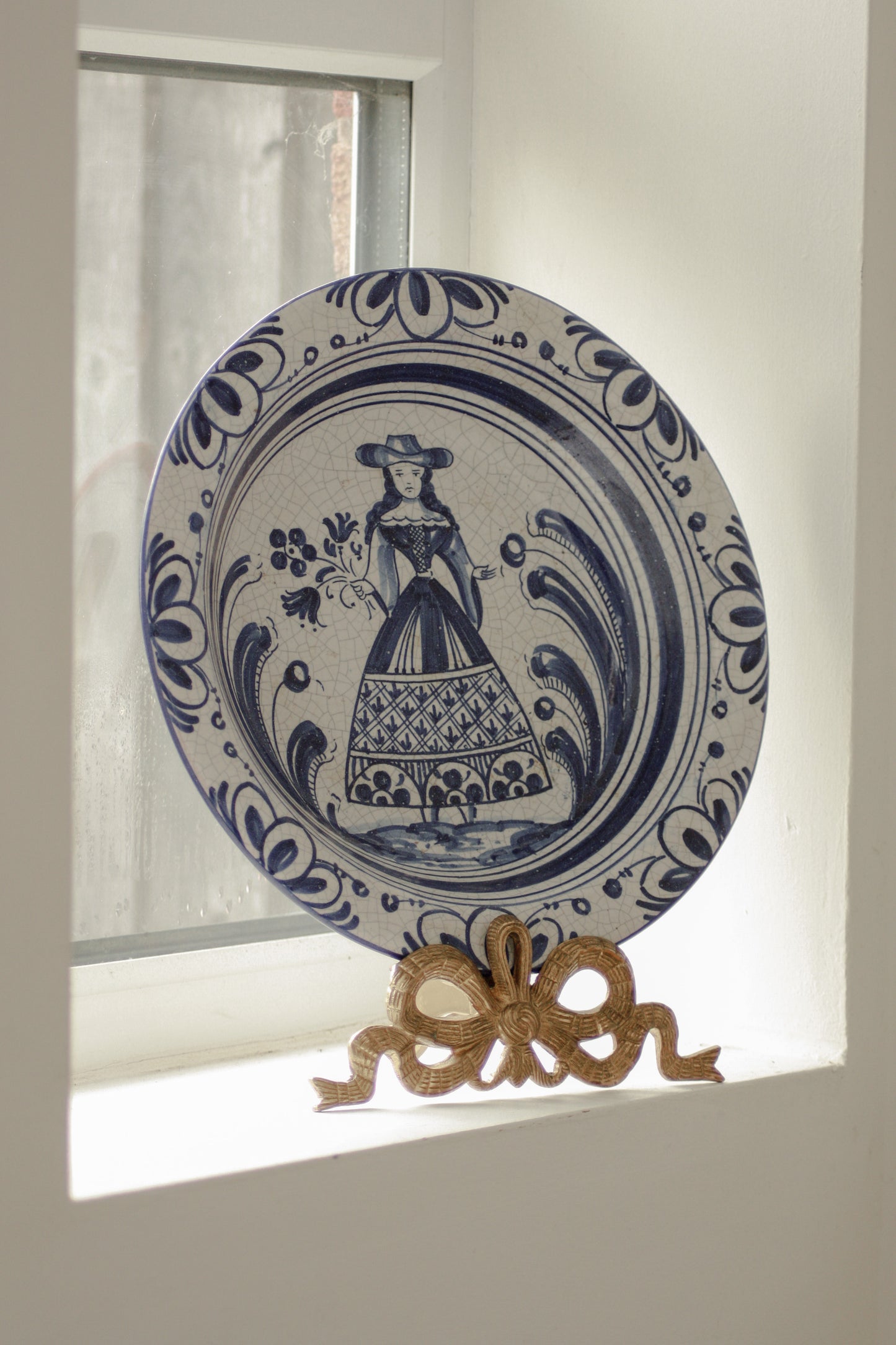 Vintage hand painted wall hanging plate