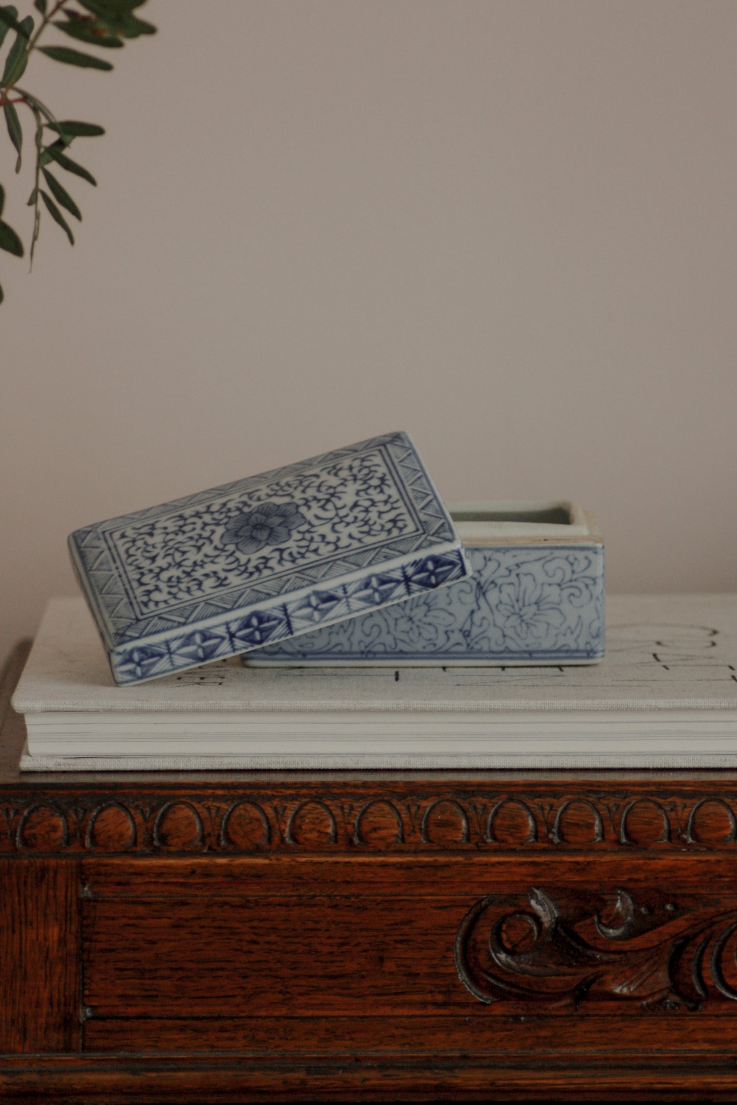 Vintage ceramic blue and white chinese trinket pot
