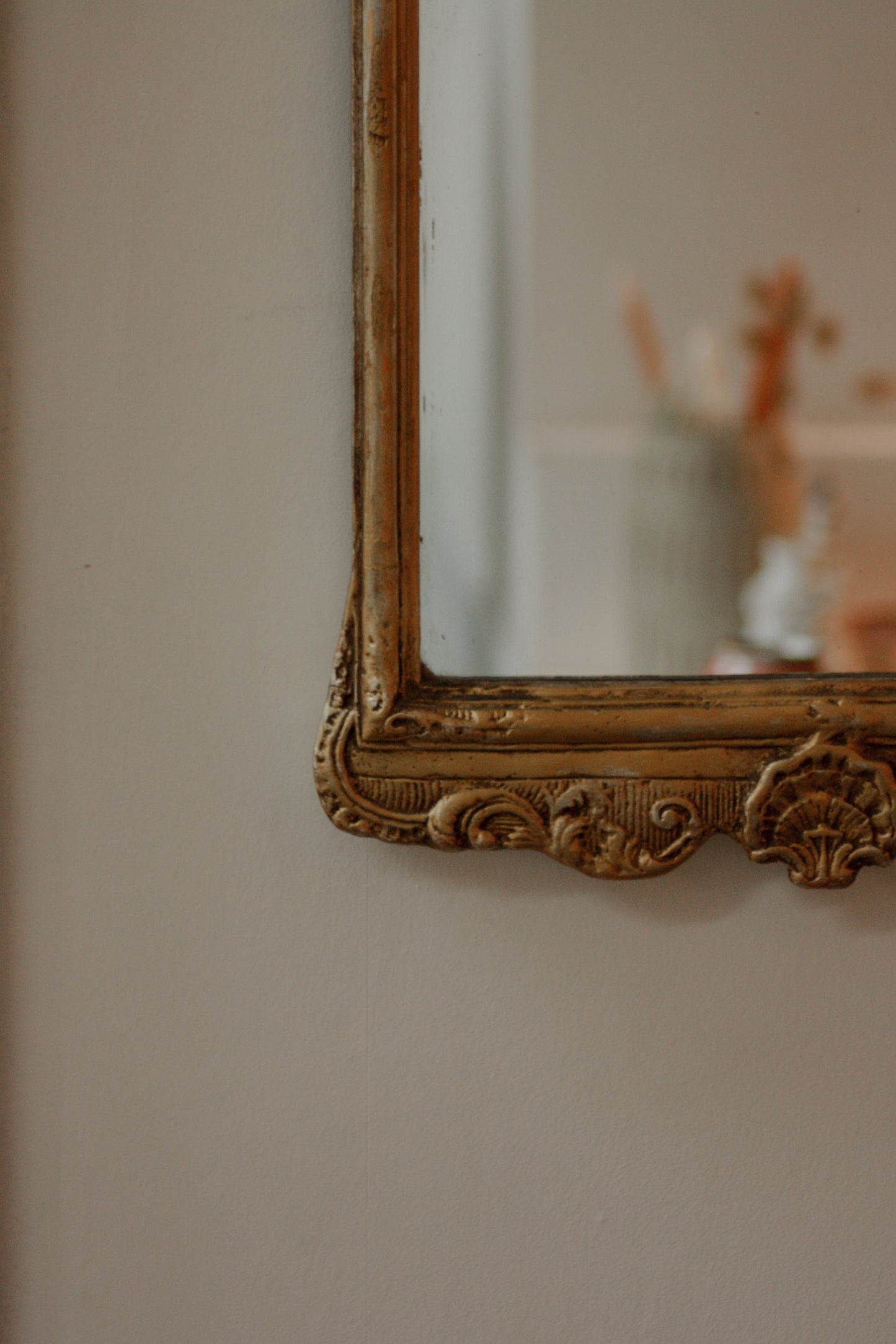 Vintage mirror with shell detail