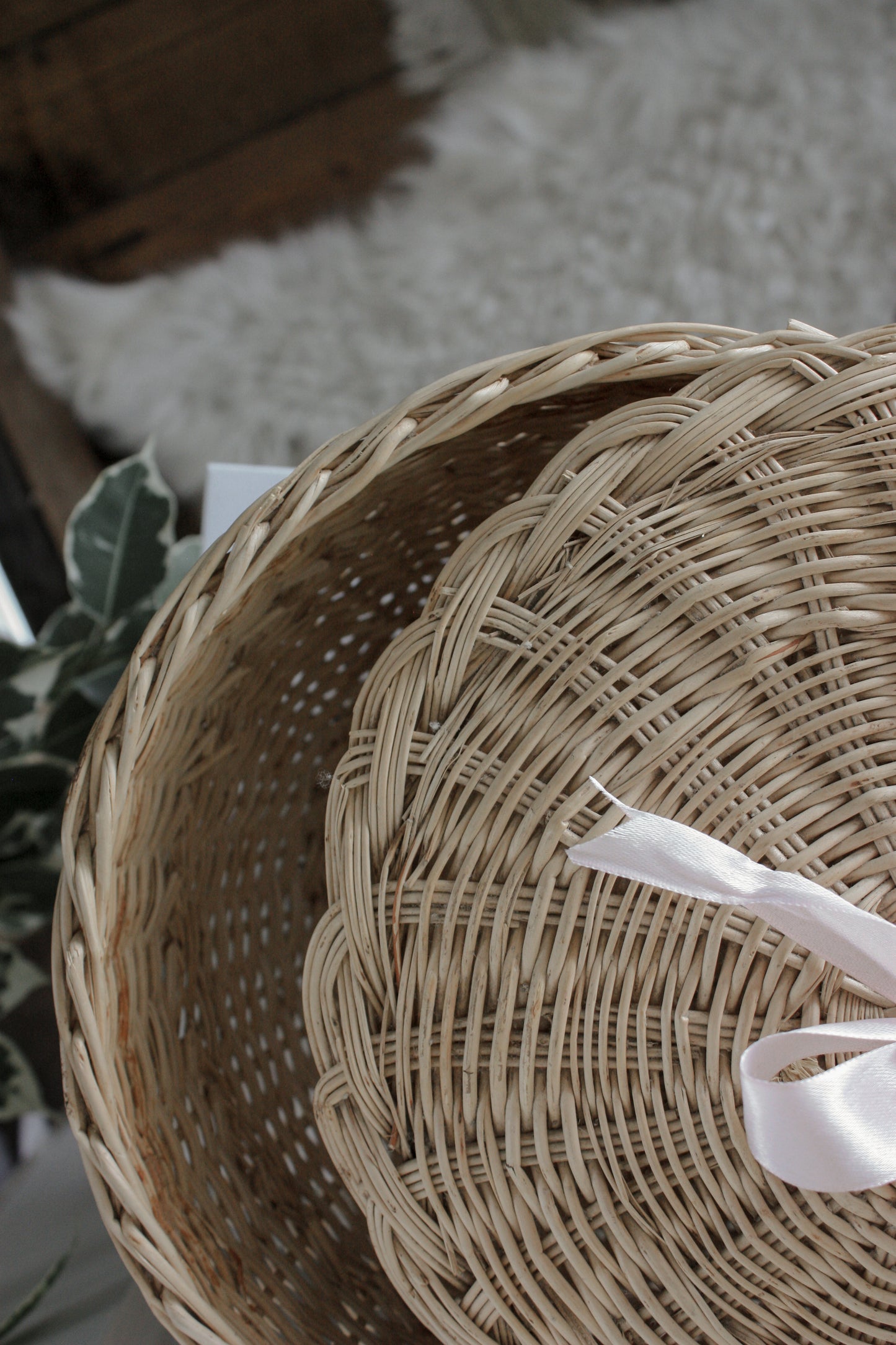 Vintage lidded basket scallop edge