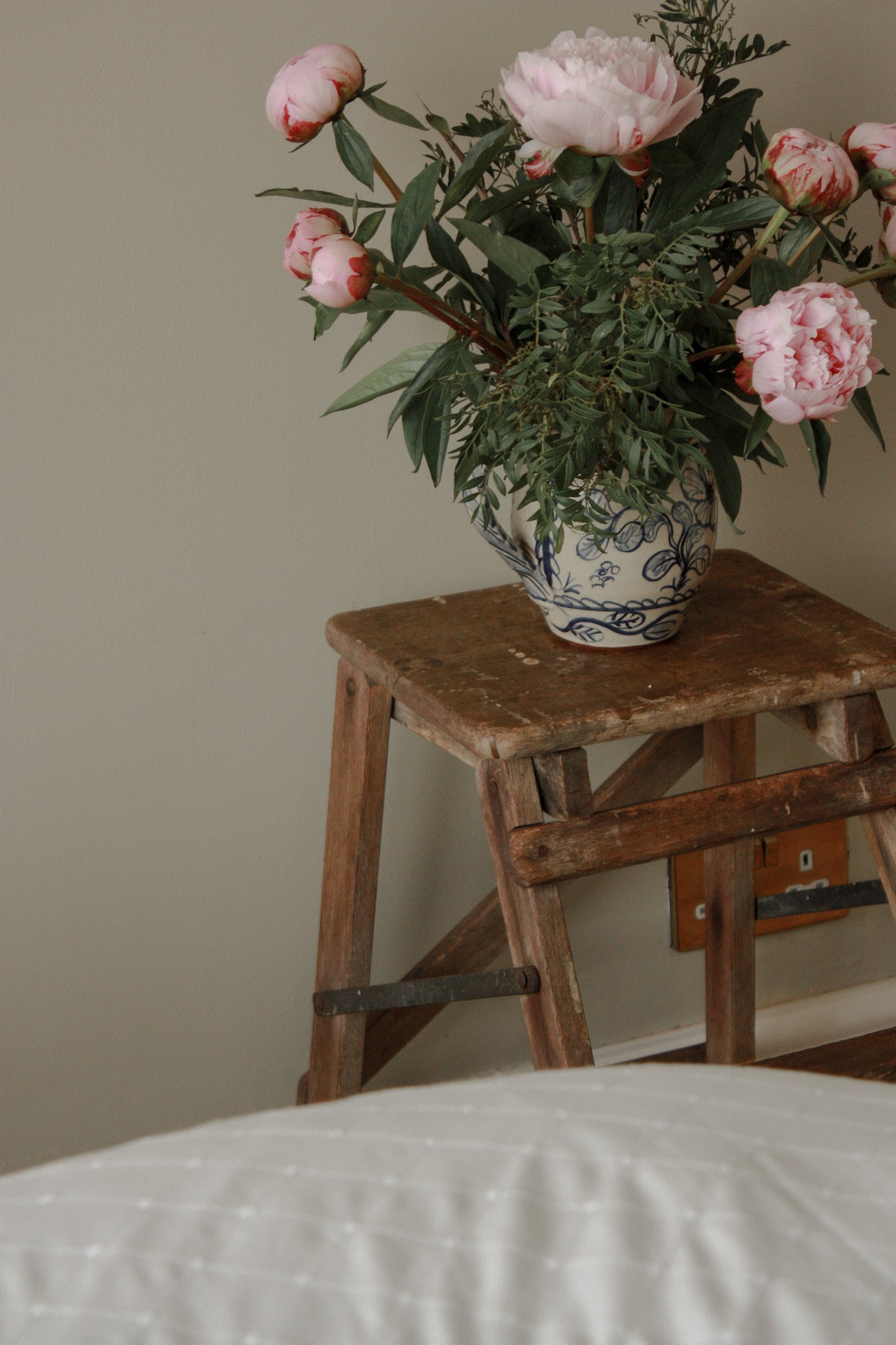 Vintage wooden stepladder / side table