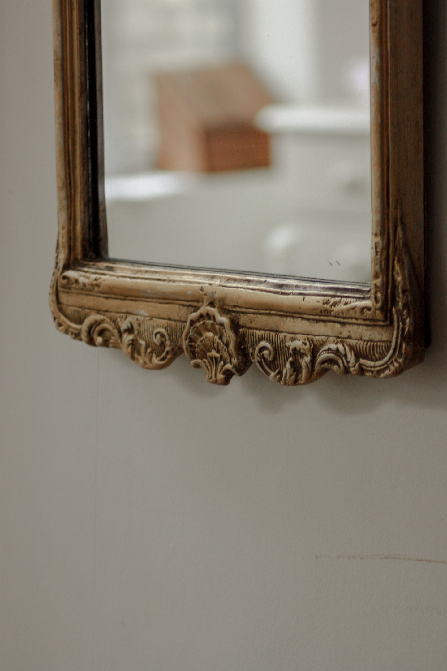 Vintage mirror with shell detail