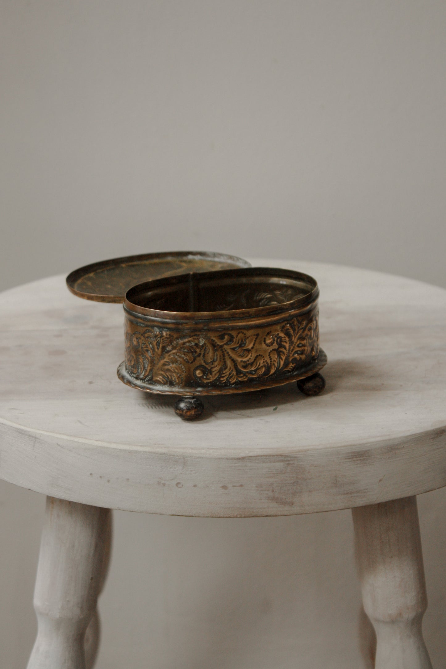 Vintage arts and crafts hammered brass trinket box