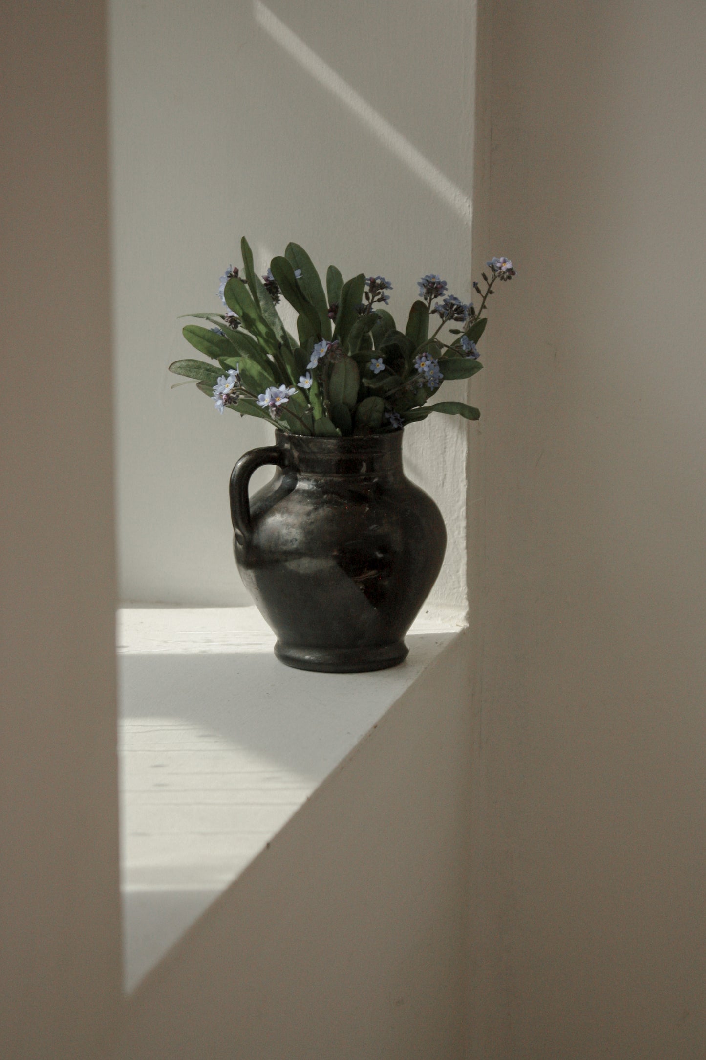 Vintage pot with handle