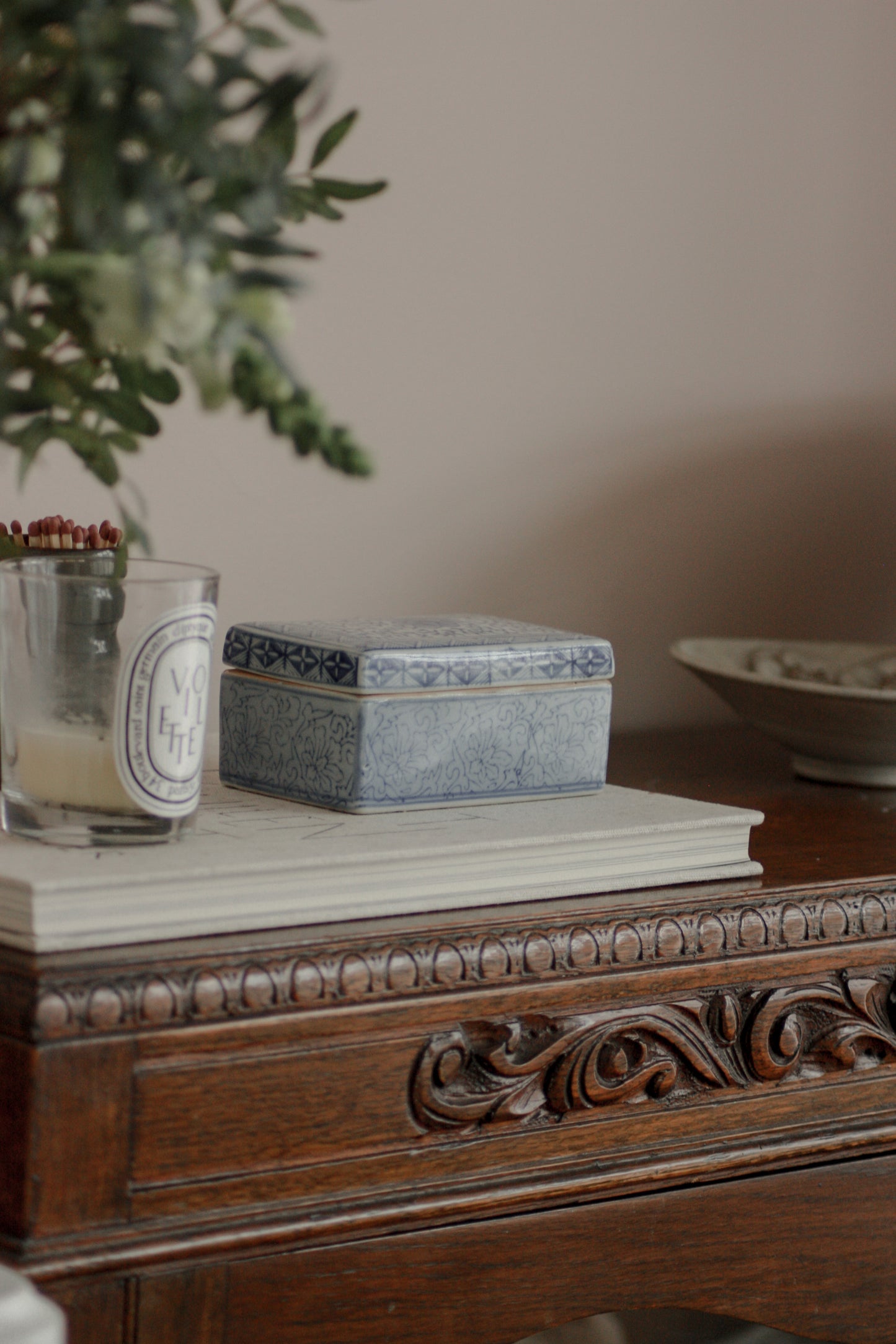 Vintage ceramic blue and white chinese trinket pot
