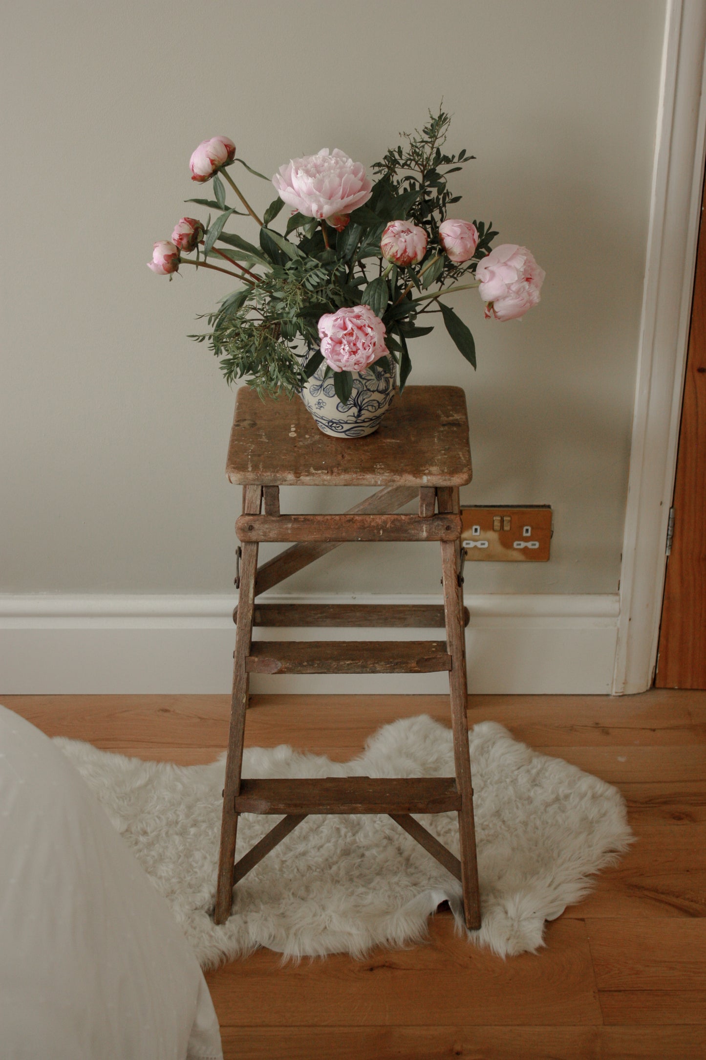 Vintage wooden stepladder / side table