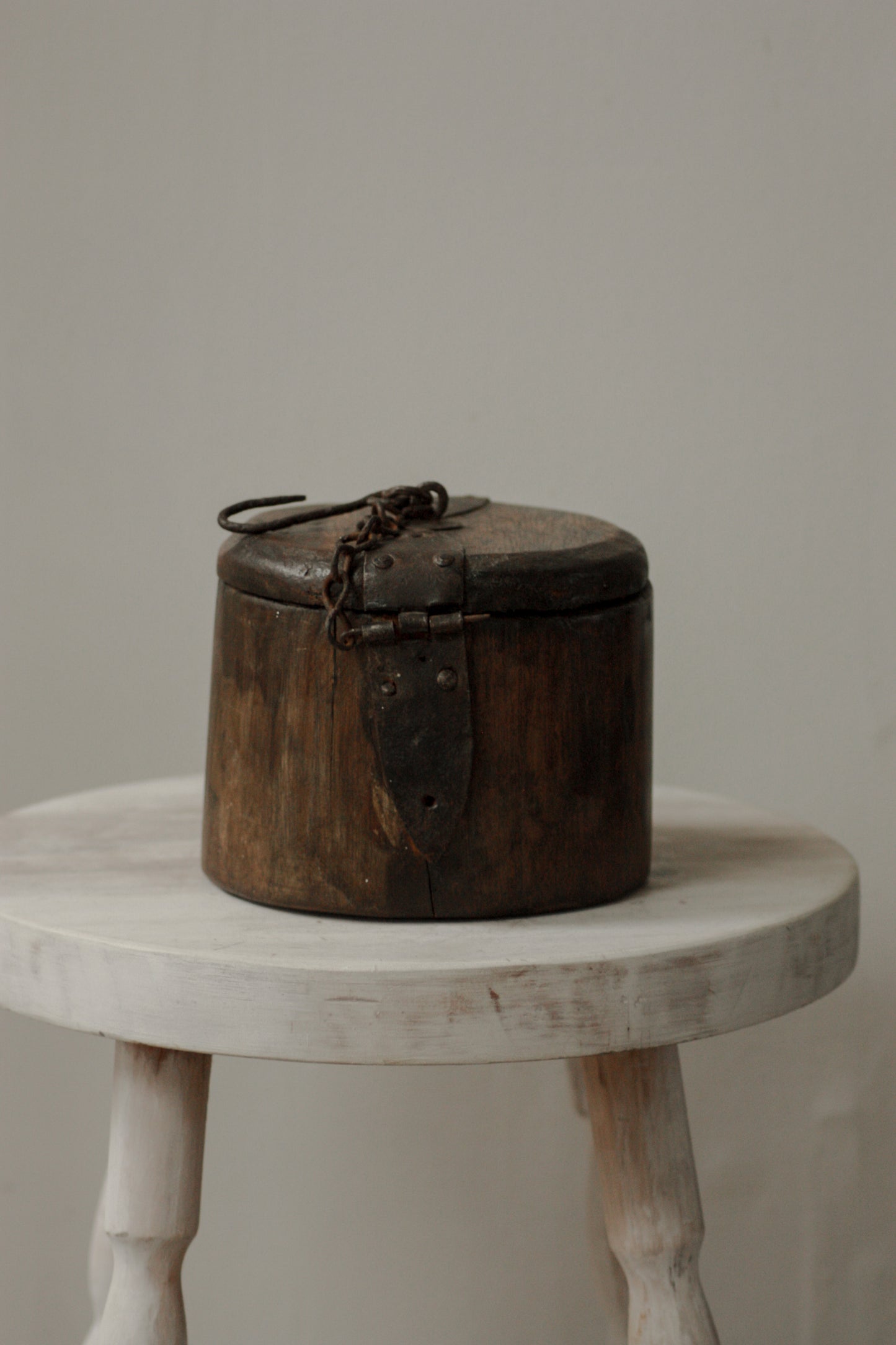 Vintage hanging wooden pot with hinged lid