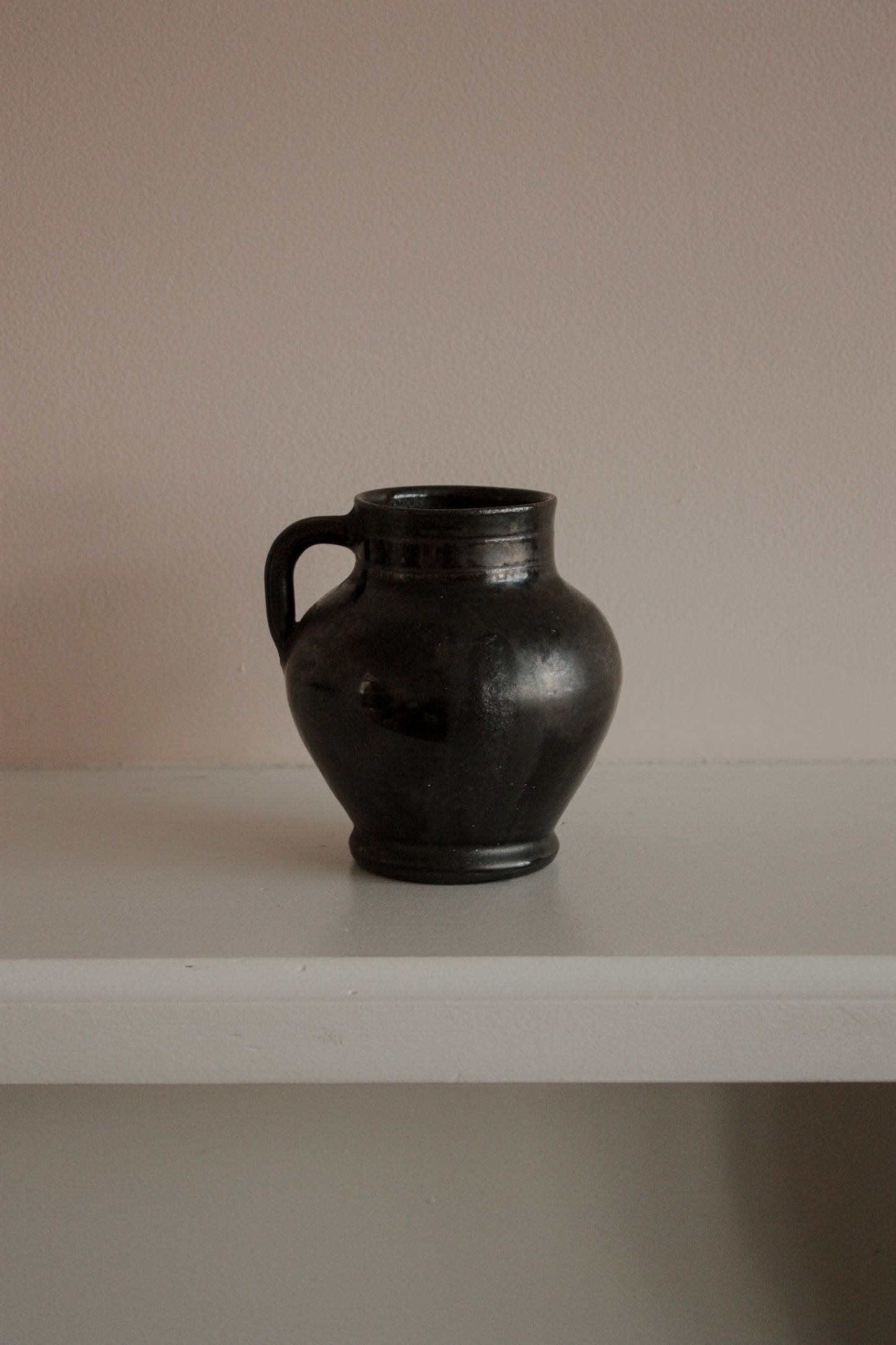 Vintage pot with handle