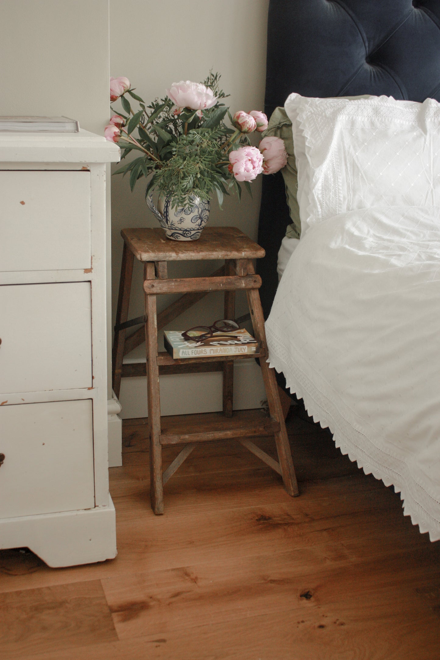 Vintage wooden stepladder / side table