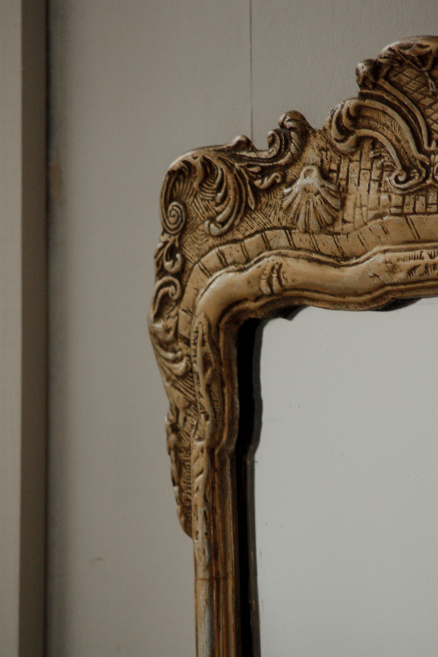 Vintage mirror with shell detail