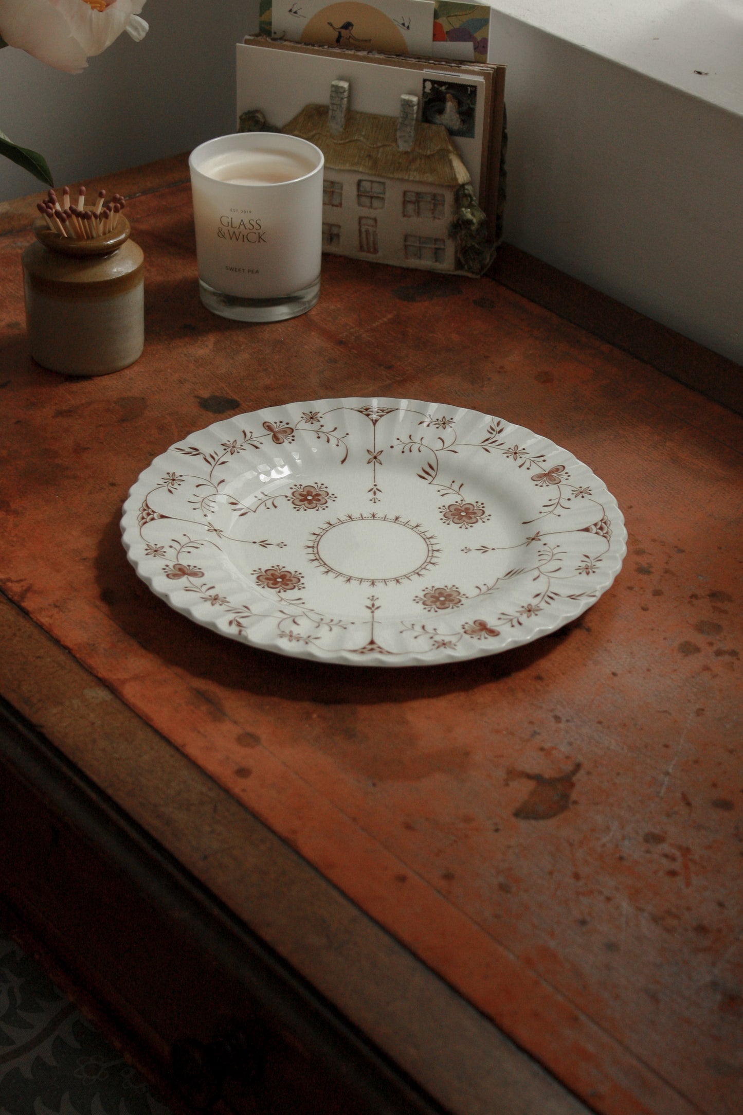 Vintage gallery wall plate - rust / white folk art design