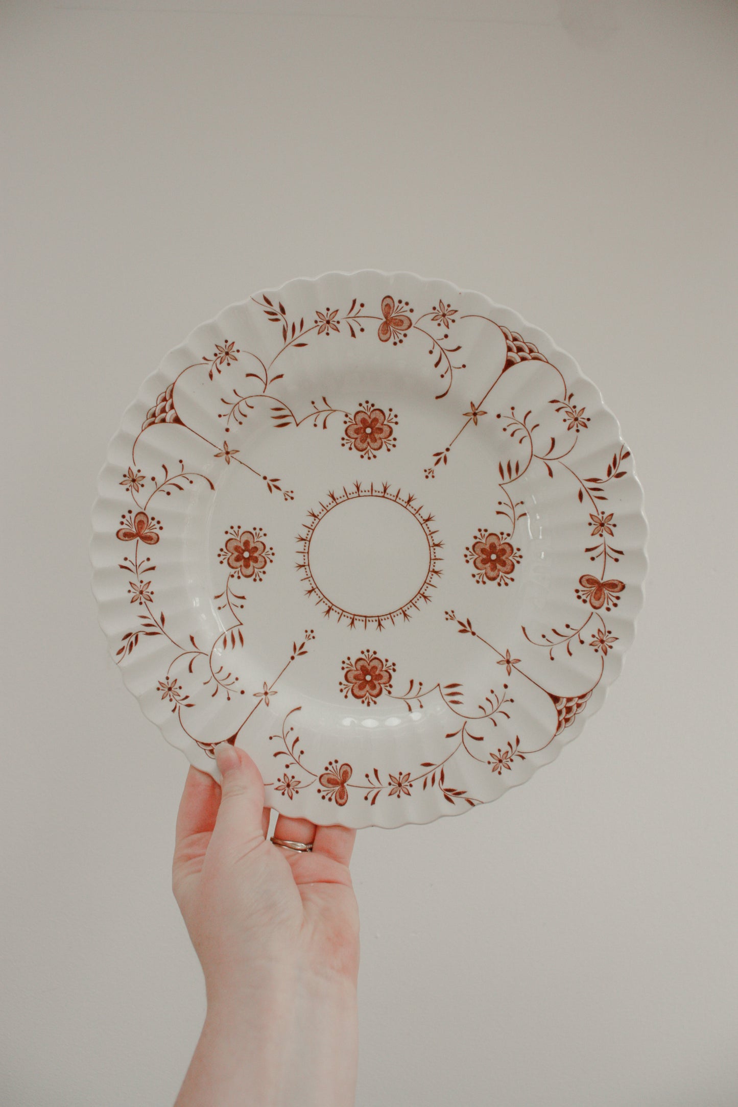 Vintage gallery wall plate - rust / white folk art design