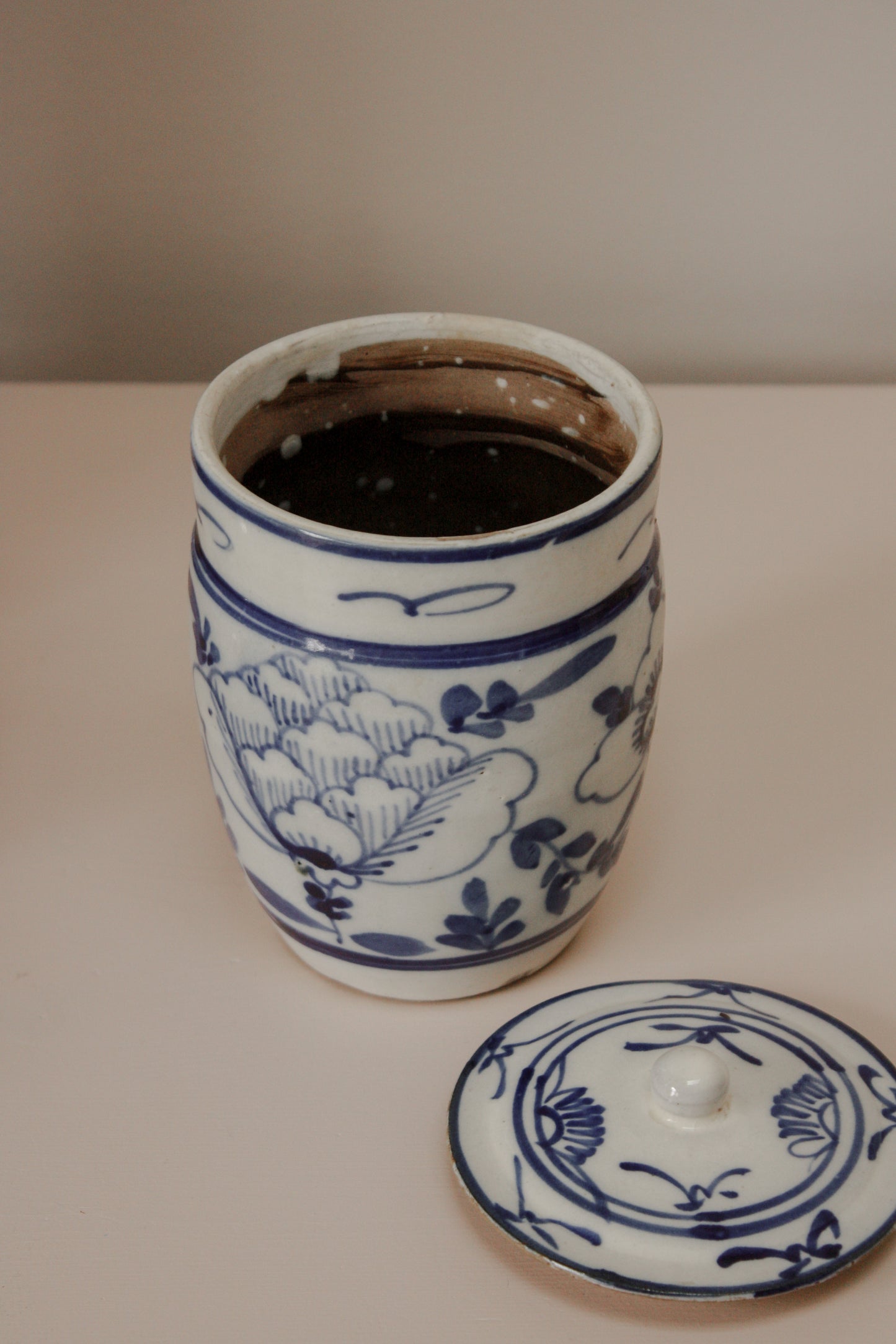 Antique Chinese handpainted pot