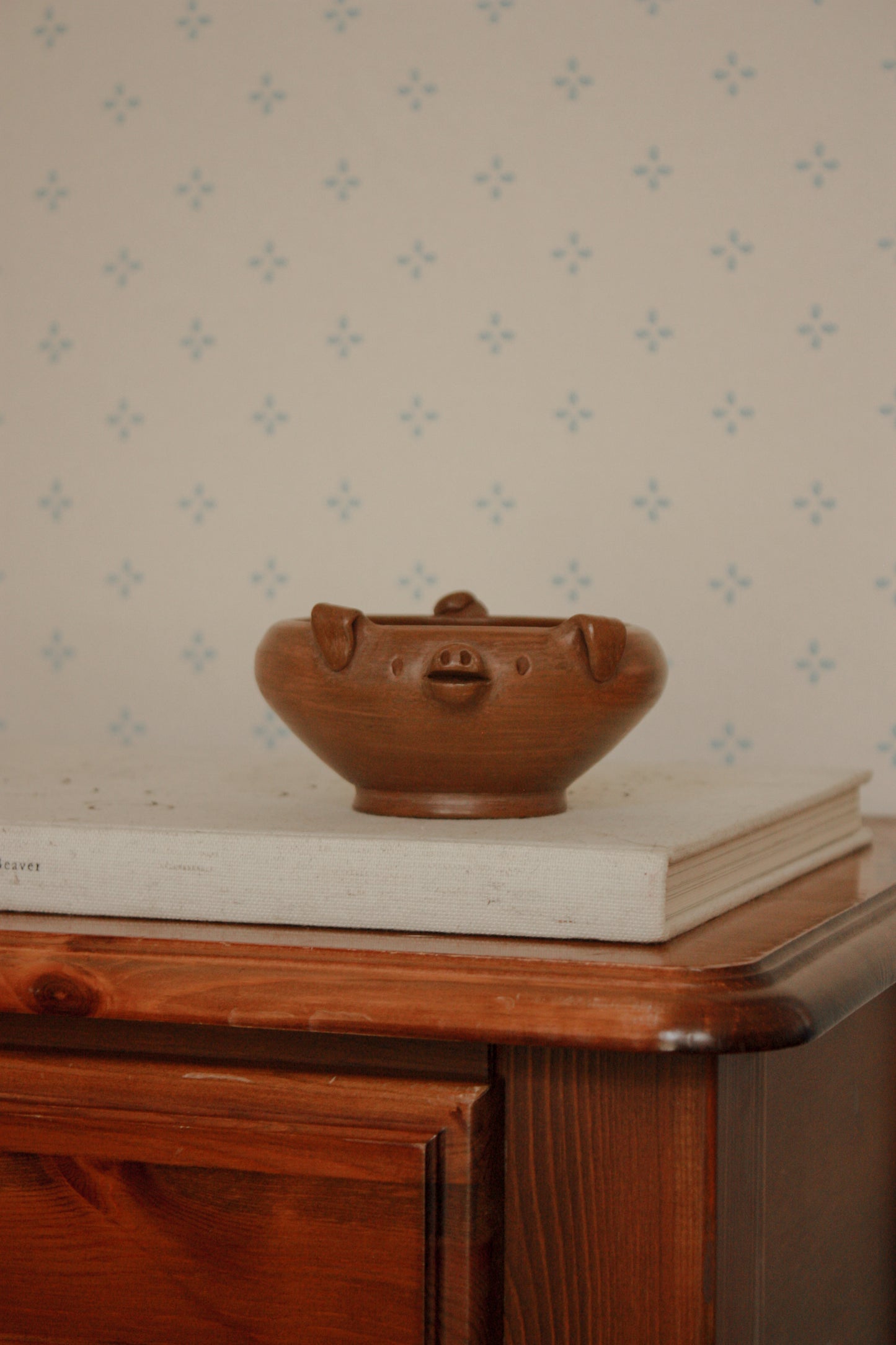 Folk art pottery piggy bowl