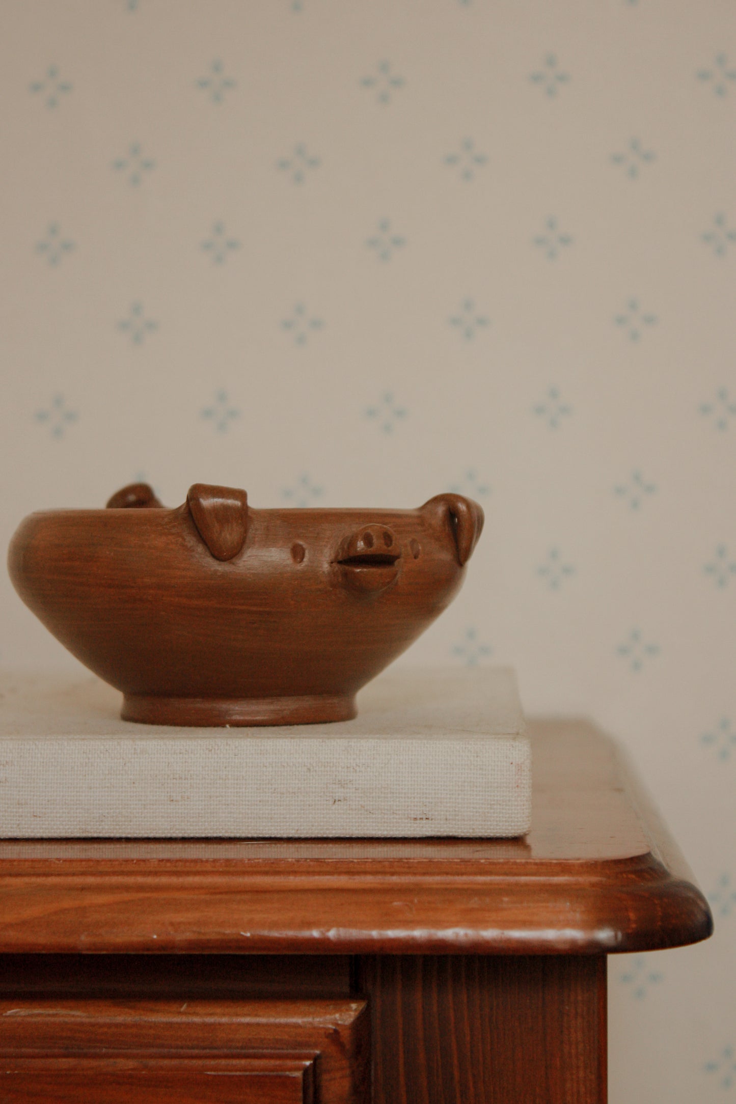 Folk art pottery piggy bowl