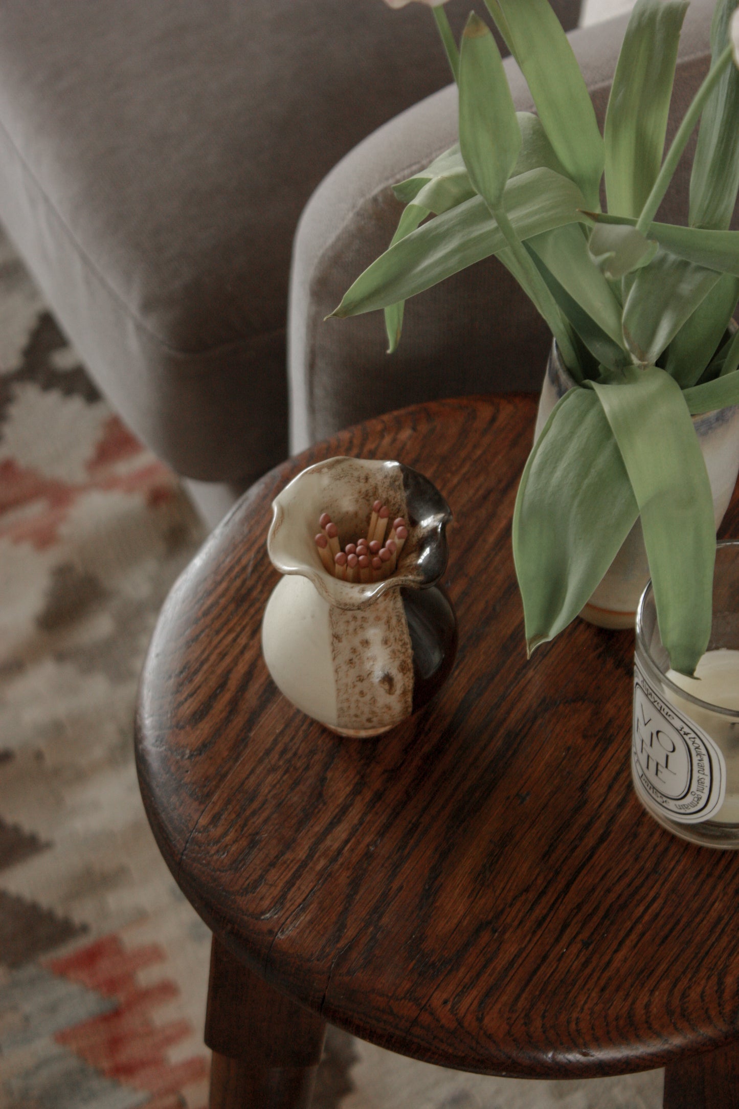 Vintage ruffle rim match pot