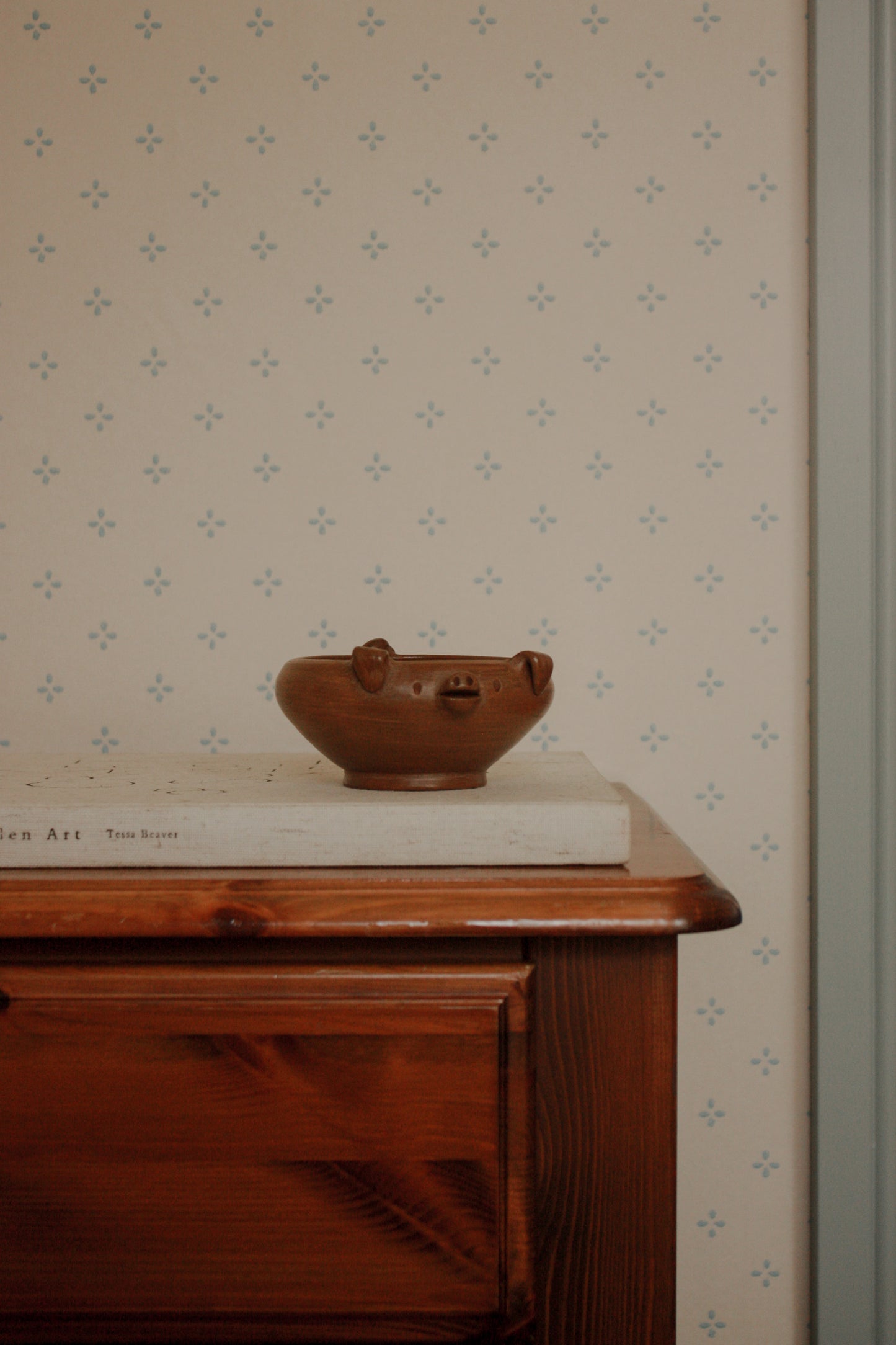 Folk art pottery piggy bowl