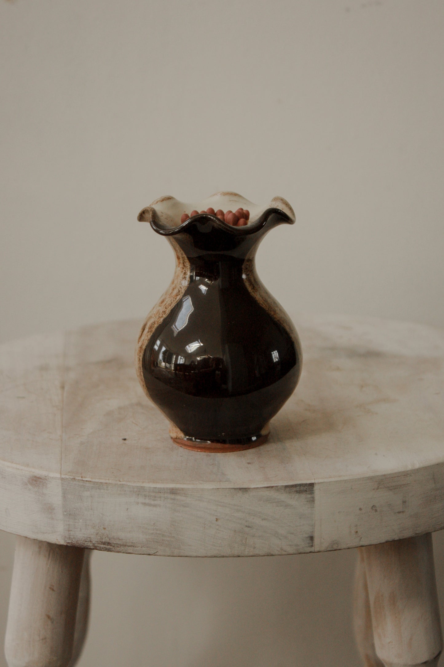 Vintage ruffle rim match pot