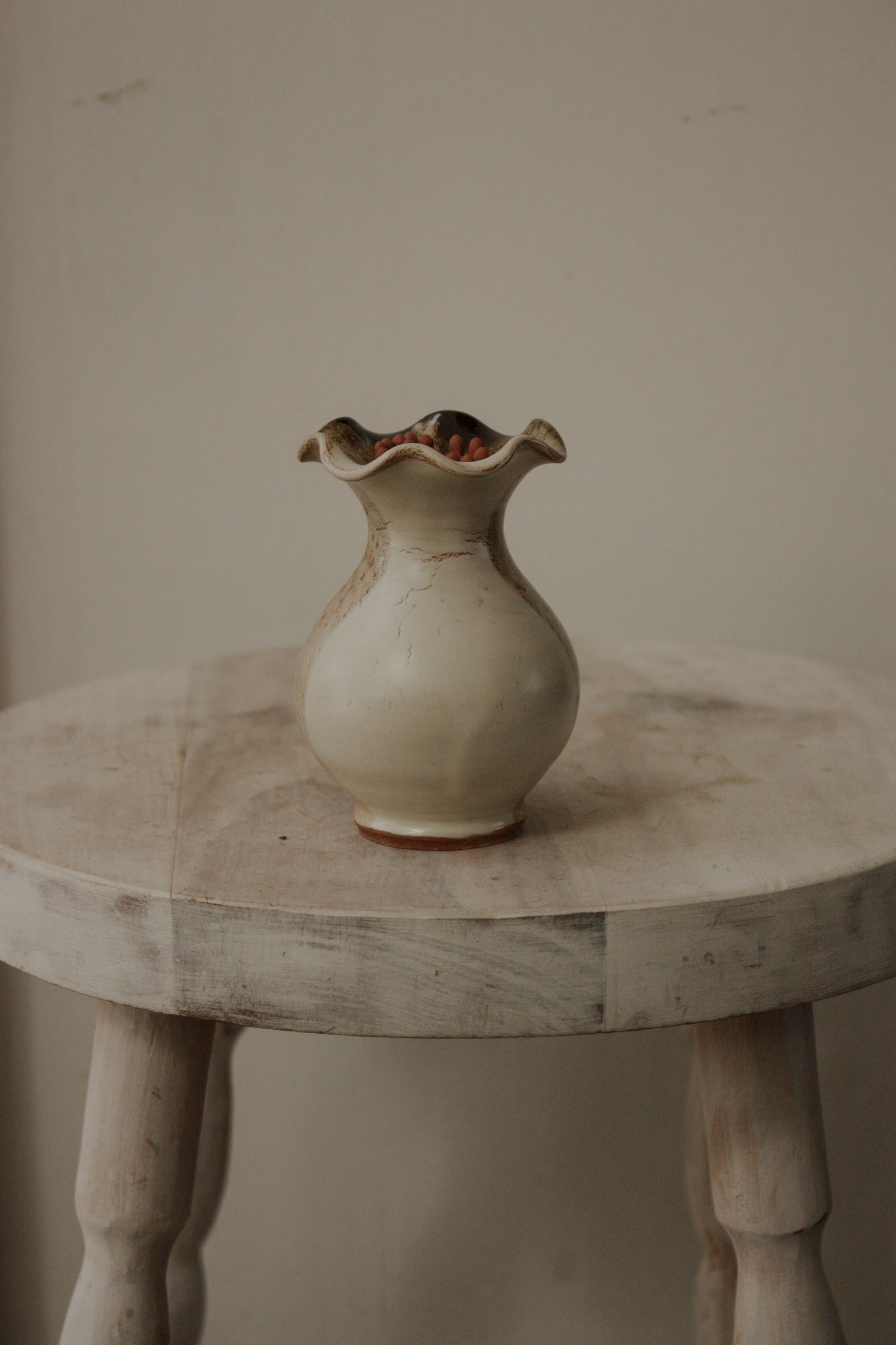 Vintage ruffle rim match pot