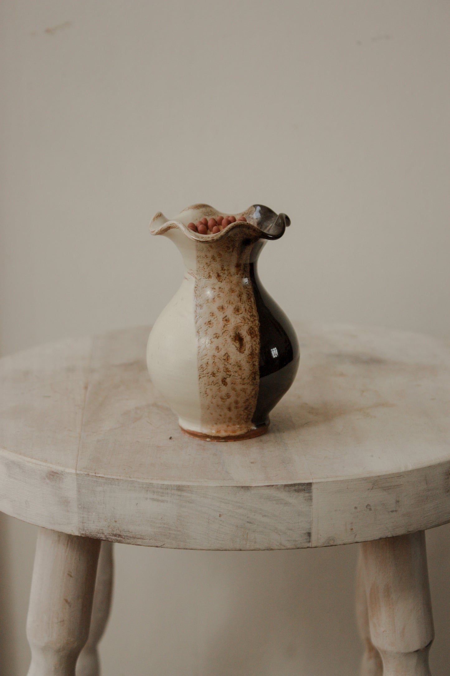 Vintage ruffle rim match pot