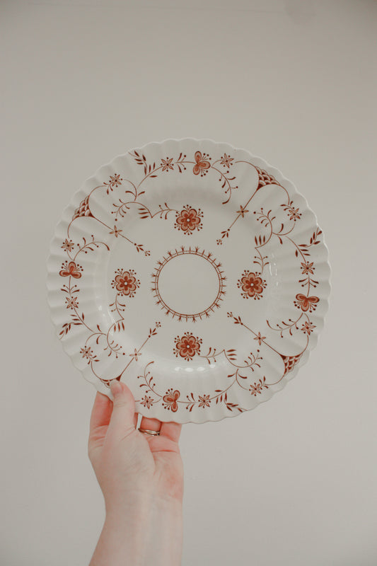 Vintage gallery wall plate - rust / white folk art design